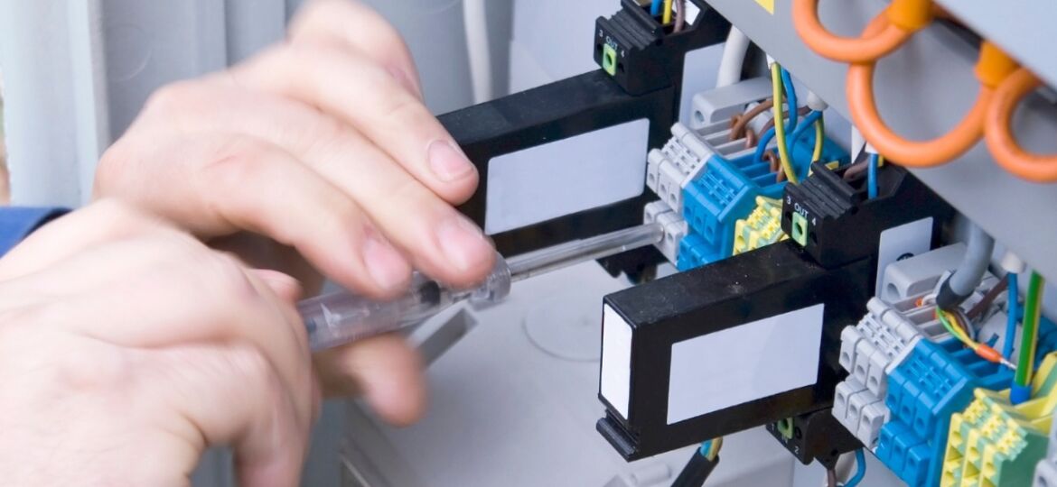 Impianto elettrico di una casa - Copertina