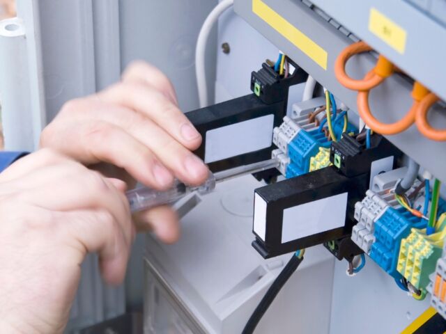 Impianto elettrico di una casa - Copertina